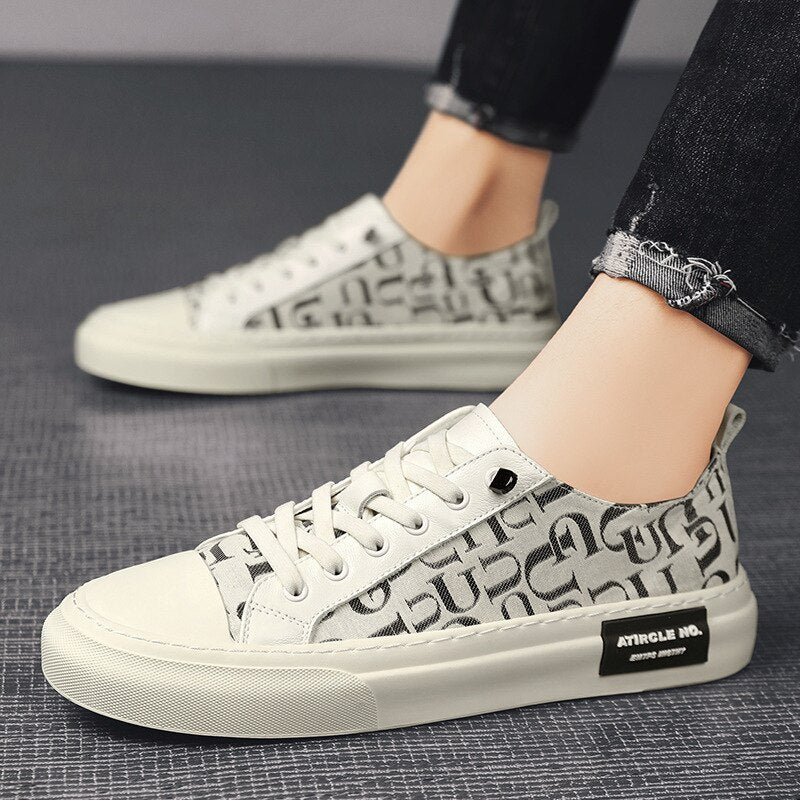 New Men Casual Shoes 2023 Spring Fashion Letter Print Leather Canvas Patchwork Flat Skateboard Shoes Street Cool Sneakers