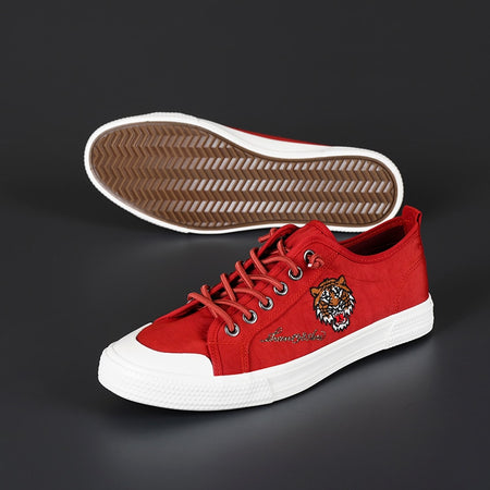 2022 New Fashion Red Tiger Embroidery Men&#39;s Canvas Shoes Breathable Low Shoes Men Casual Lace-up Flat Shoes for Men  Espadrilles